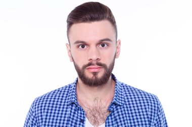 yakışıklı delikanlı beyaz mavi gömlekli karşı poz 