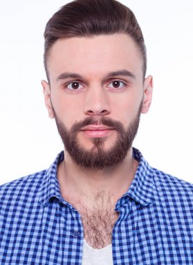 yakışıklı delikanlı beyaz mavi gömlekli karşı poz 