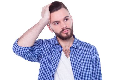 yakışıklı delikanlı beyaz mavi gömlekli karşı poz 