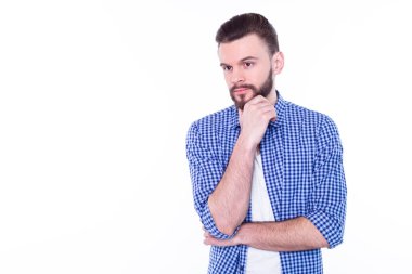 yakışıklı delikanlı beyaz mavi gömlekli karşı poz 