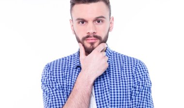 yakışıklı delikanlı beyaz mavi gömlekli karşı poz 