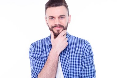 yakışıklı delikanlı beyaz mavi gömlekli karşı poz 