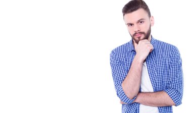 yakışıklı delikanlı beyaz mavi gömlekli karşı poz 