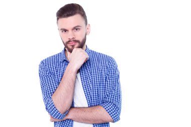 yakışıklı delikanlı beyaz mavi gömlekli karşı poz 