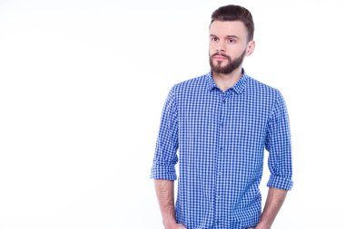 yakışıklı delikanlı beyaz mavi gömlekli karşı poz 