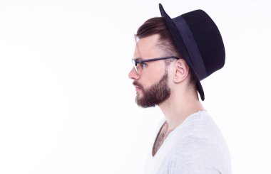 yakışıklı delikanlı siyah şapka beyaz karşı poz 