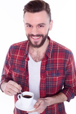 Genç yakışıklı adam kahve içiyor. 