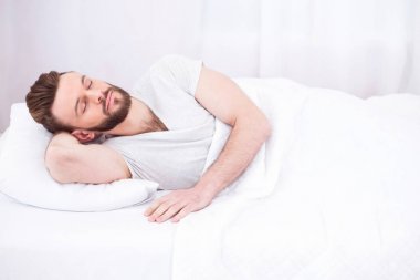 adam yatakta bir dinlenme var 