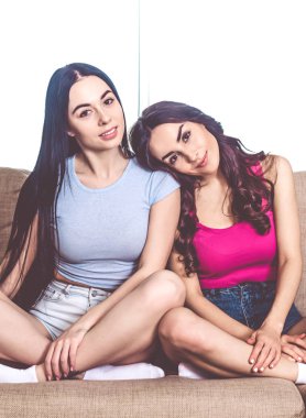 sevimli genç kız evde kanepede rahatlatıcı