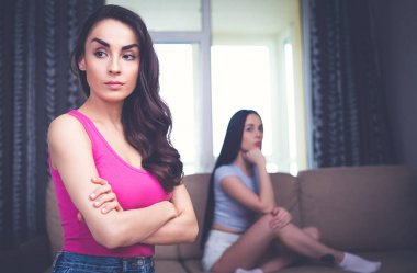 evde kavga sonra üzgün arkadaş