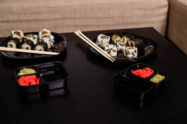 Een Schotel Van Japanse Gerechten Serveren Rollen Sushi Zijn Neergelegd — Stockfoto