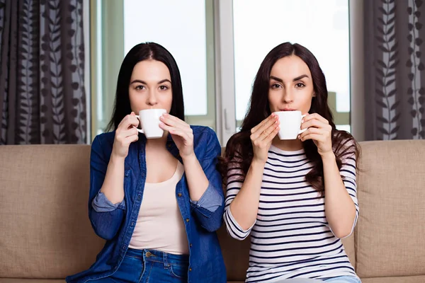 Due Giovani Belle Ragazze Sorridenti Abiti Casual Comunicano Bevono Caffè — Foto Stock