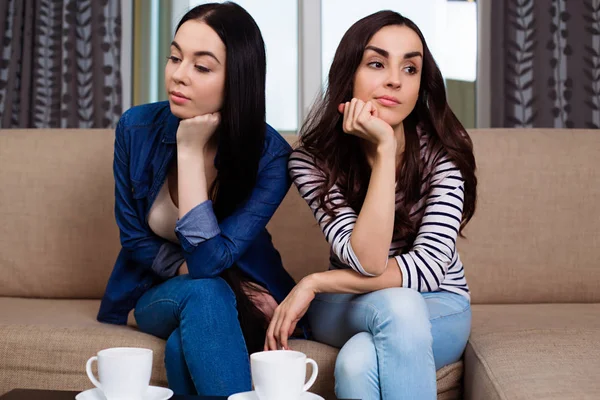 Két Fiatal Lány Barátok Összeveszett Nem Beszélnek Egymással — Stock Fotó
