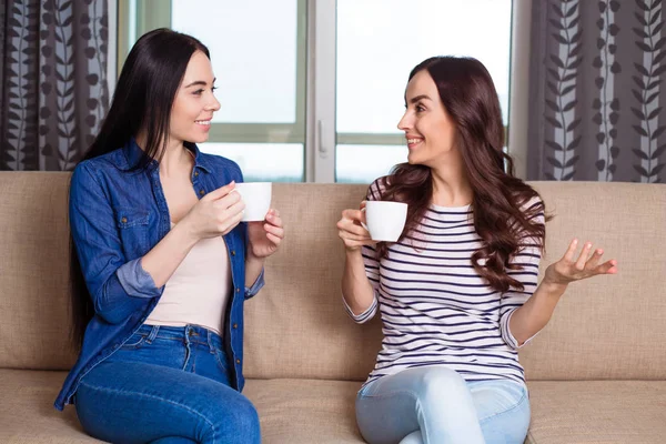 Dos Jóvenes Hermosas Chicas Sonrientes Con Ropa Casual Comunican Beben — Foto de Stock