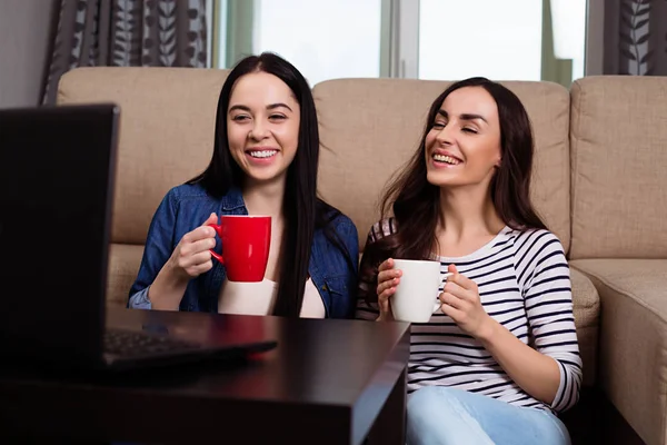 Due Belle Sorelle Sorridenti Che Guardano Film Laptop Con Caffè — Foto Stock