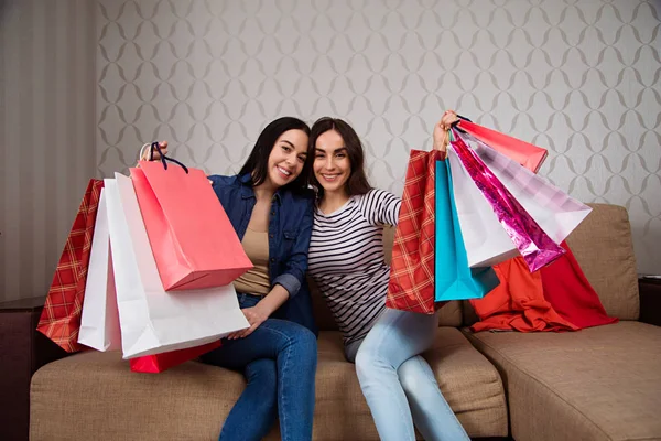 Dobrý Den Pro Nakupování Dvě Krásné Usměvavé Ženy Nakupování — Stock fotografie