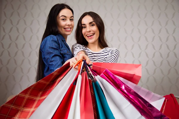 妇女购物 两个微笑美丽的妇女与购物袋在手 — 图库照片