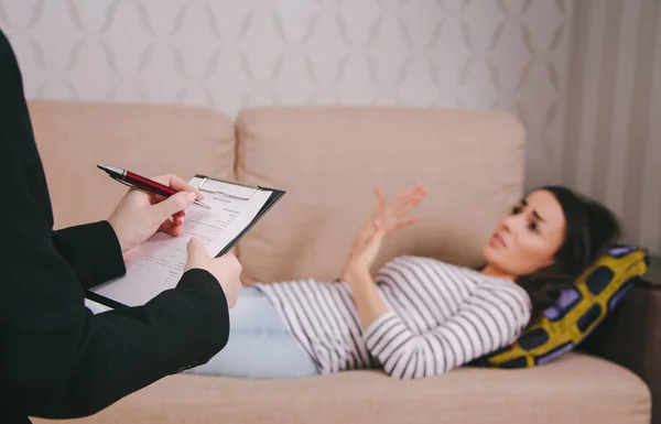 Mujer Psicoterapeuta Emocionalmente Hablando Discutiendo Con Psicoterapeuta Sobre Sus Problemas — Foto de Stock