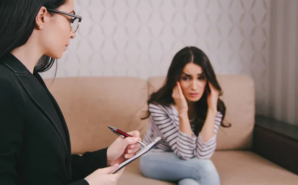 Joven Mujer Preocupada Una Recepción Con Terapeuta Habla Sus Problemas — Foto de Stock