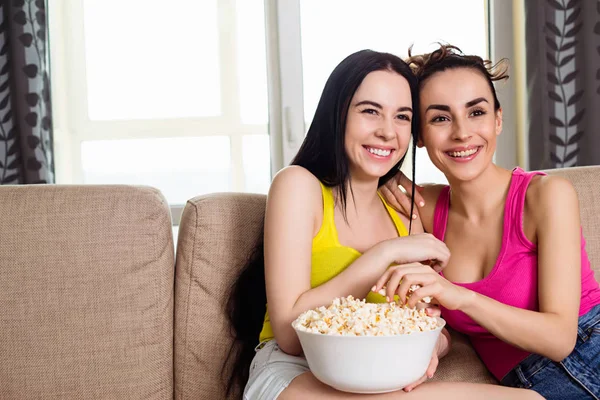 Due Belle Amiche Casa Guardare Film Mangiare Popcorn — Foto Stock