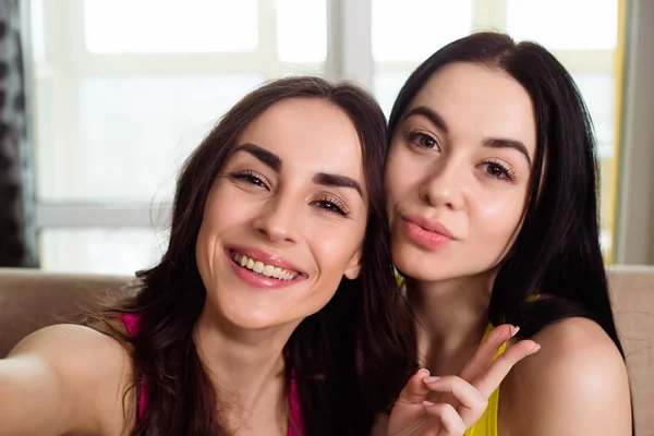 Divertida Chica Amigos Hermanas Relajarse Juntos Casa Divertirse —  Fotos de Stock