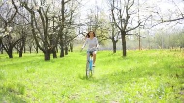 Şehir Park retro Bisiklete binmek neşeli ve mutlu güzel genç kız