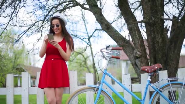 Alegre Feliz Hermosa Niña Usando Teléfono Con Bicicleta Retro Parque — Vídeos de Stock