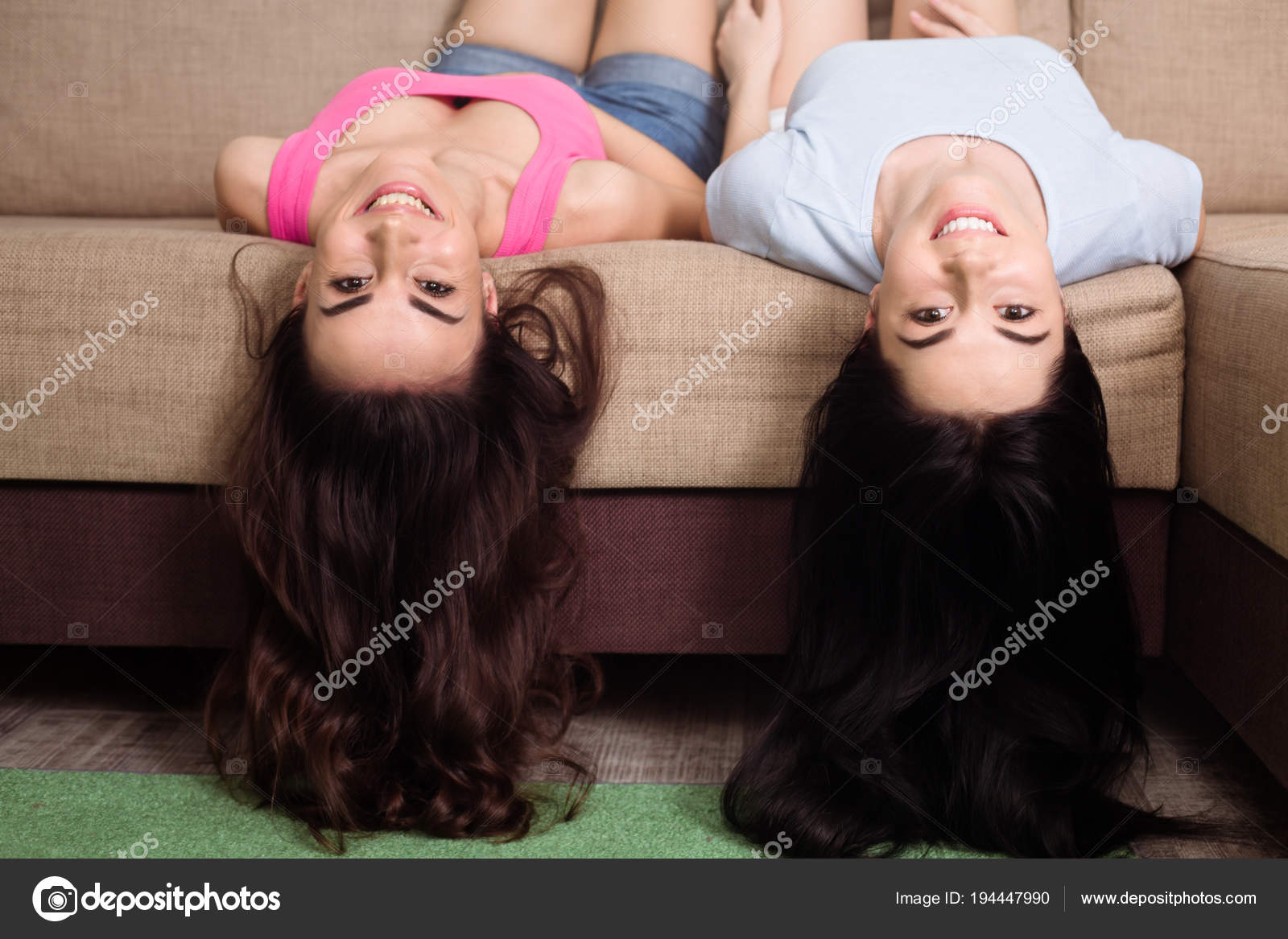 Zwei Hübsche Teens Amüsieren Sich Auf Dem Sofa Zwei Hübsche Teens Amüsieren Sich Auf Dem Sofa