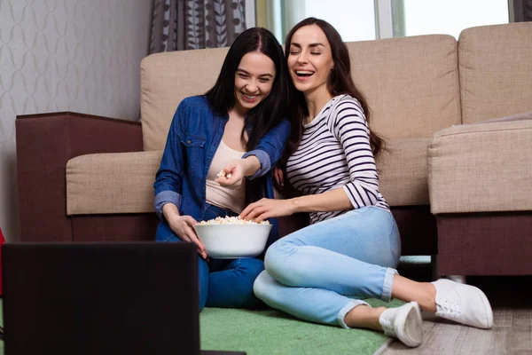 Dos Chicas Atractivas Casa Viendo Televisión Filmando Comiendo Palomitas Maíz —  Fotos de Stock