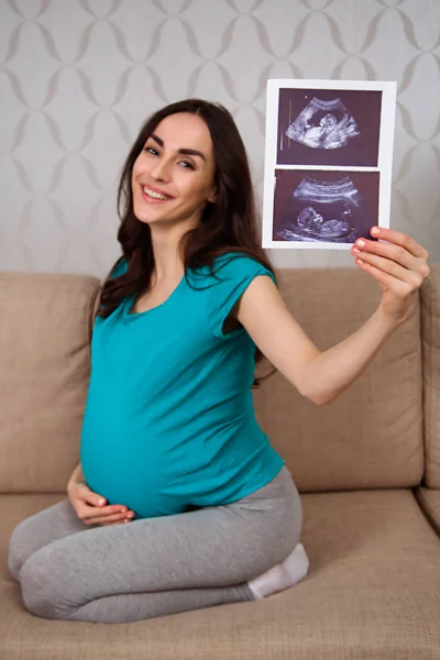 Smiling Beautiful Pregnant Woman Sitting Couch Holding Ultrasound Picture Showing — Stock Photo, Image