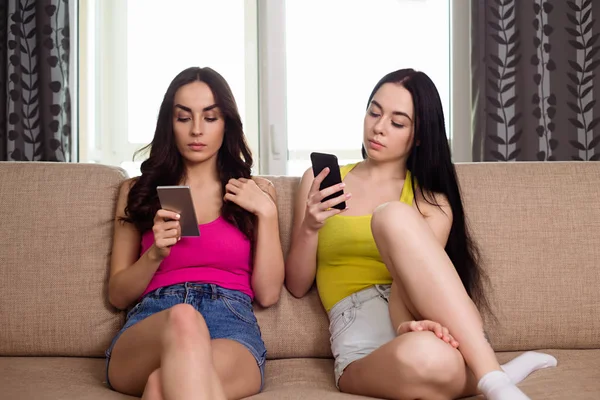 Mulheres Com Telefones Sofá Casa — Fotografia de Stock