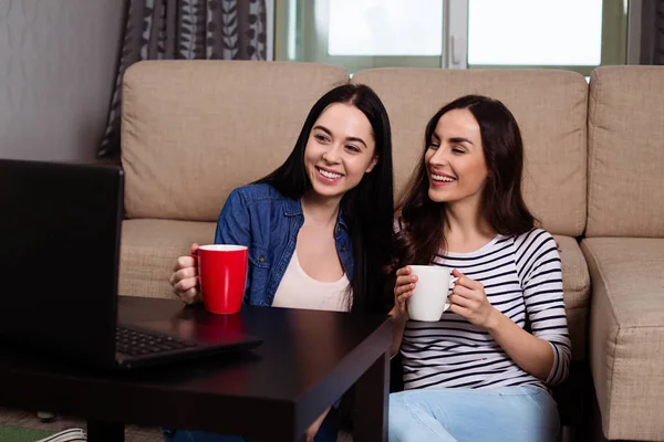 Donne Che Guardano Film Computer Portatile Bevono Caffè — Foto Stock