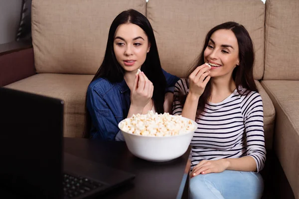 Dos Chicas Atractivas Casa Viendo Televisión Filmando Comiendo Palomitas Maíz — Foto de Stock