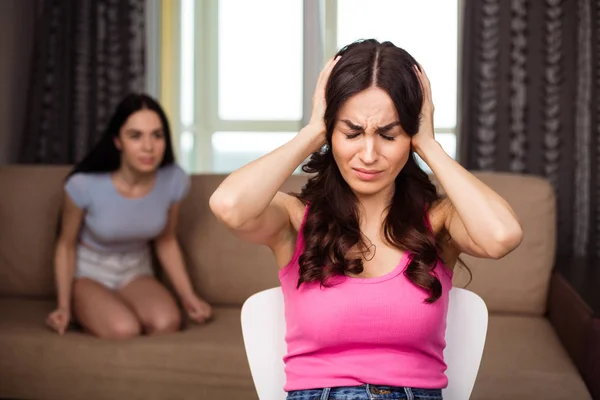 Pelea Entre Amigos Dos Amigos Enojados Resentidos Sofá —  Fotos de Stock