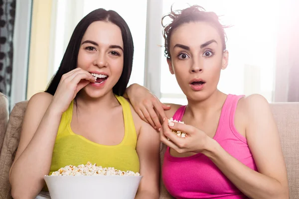 Due Ragazze Attraenti Casa Guardare Film Mangiare Popcorn — Foto Stock