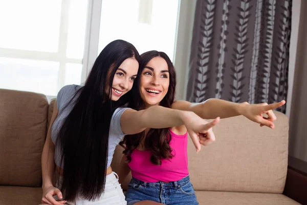 Grappige Meisje Vrienden Zussen Samen Ontspannen Aan Huis Veel Plezier — Stockfoto