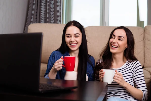 Donne Che Guardano Film Computer Portatile Bevono Caffè — Foto Stock