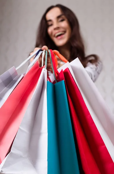 Glückliche Schöne Frau Freizeitkleidung Mit Einkaufstüten Den Händen Die Die — Stockfoto