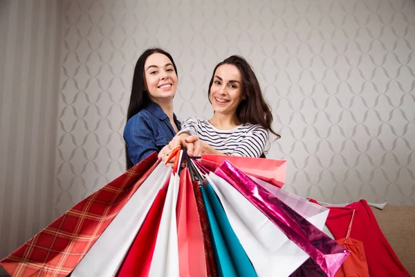 购物的好日子 两个漂亮的微笑的女人购物后 — 图库照片