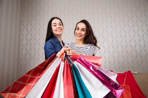 Goede Dag Winkelen Twee Mooie Glimlachende Vrouwen Het Winkelen — Stockfoto