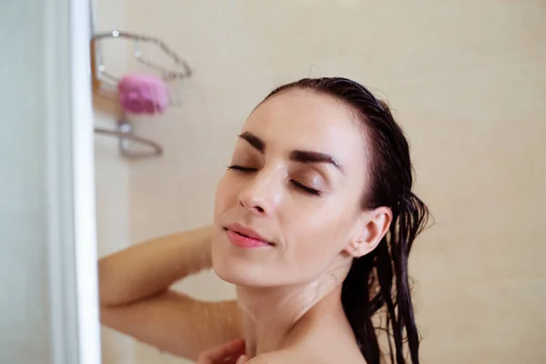 Beautiful Smiling Woman Taking Shower — Stock Photo, Image