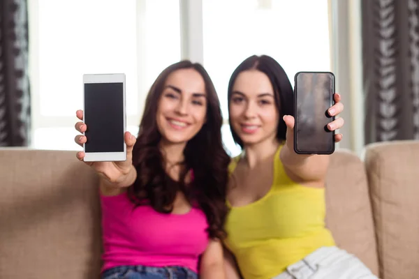 Mulheres Com Telefones Sofá Casa — Fotografia de Stock