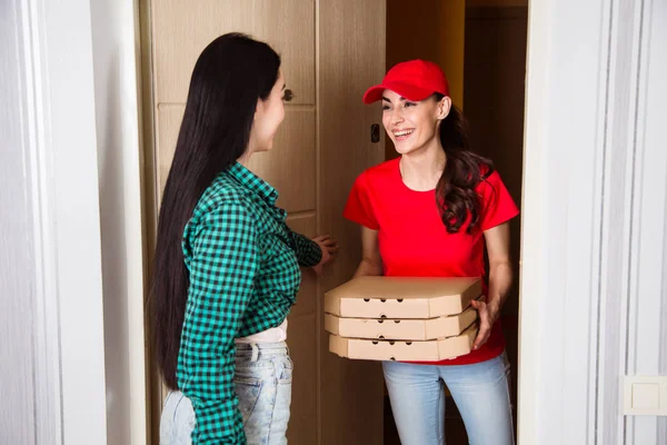 Jonge Lachende Meisje Courier Rode Uniformen Drie Vakken Van Pizza — Stockfoto