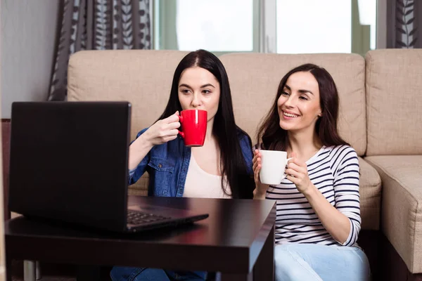 つの映画を見て ノート パソコンで Skype で話やコーヒーやお茶を飲んだ美しい女性の笑顔 — ストック写真