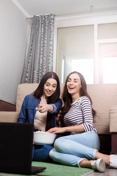 Δύο Νεαροί Φίλοι Κορίτσι Αδελφές Casual Ντύσιμο Βλέποντας Τηλεόραση Ταινία — Φωτογραφία Αρχείου