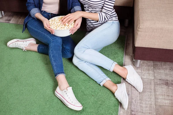 Dos Amigas Hermanas Jóvenes Ropa Casual Viendo Películas Televisión Casa — Foto de Stock