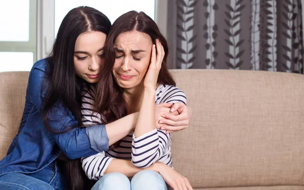 Chica Joven Calma Otro Que Está Llorando Casa Sofá —  Fotos de Stock