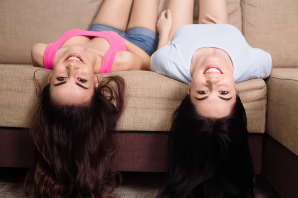 Duas Amigas Irmãs Engraçadas Felizes Estão Deitadas Sofá Cabeça Para — Fotografia de Stock