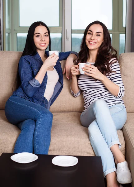 Két Gyönyörű Nők Mosolyogva Inni Kávét Vagy Teát Otthon Megvitatják — Stock Fotó