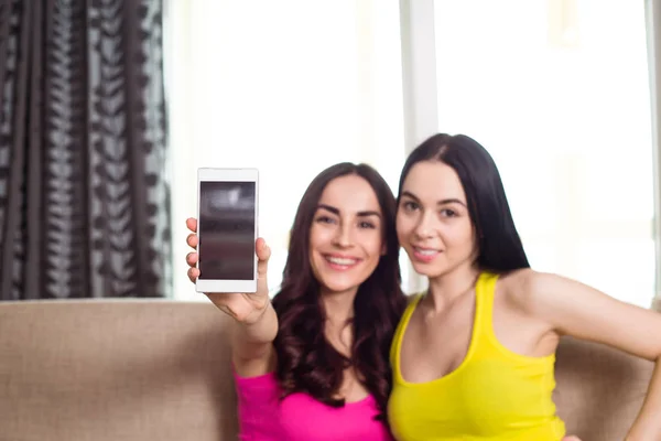 Duas Belas Irmãs Jovens Sorridentes Amigas Rir Divertir Sentado Casa — Fotografia de Stock